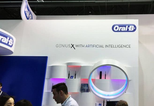 Стенд Oral-B на Mobile World Congress 2019 с зубной щеткой Genius X, снабженной искусственным интеллектом